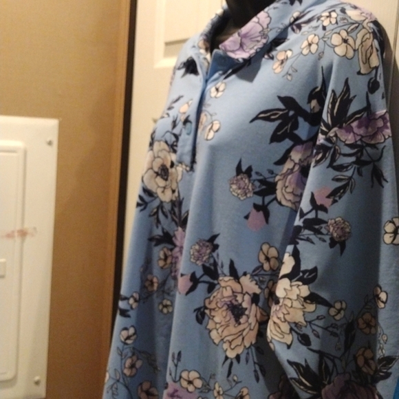 Vicki Wayne Floral Top 2X - Picture 5 of 7